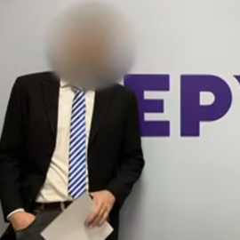 Βίντεο: Η στιγμή που ο δημοσιογράφος της ΕΡΤ οδηγείται στον εισαγγελέα - Φέρεται να ξυλοκόπησε την 30χρονη πρώην σύντροφό του 