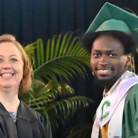Ένας άστεγος μαύρος αποφοίτησε πρώτος και valedictorian από το Λύκειο - Πήρε τον υψηλότερο βαθμό στη Νέα Ορλεάνη