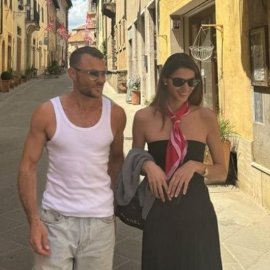 Στην Τοσκάνη η Ηλιάνα Παπαγεωργίου - Παρέα με τον καλό της φίλο, Δημήτρη Γιαννέτο περπατούν στα σοκάκια της πανέμορφης ιταλικής πόλης (φωτό)