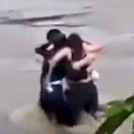 Σοκαριστικό βίντεο ραγίζει καρδιές: Η 20χρονη Πατρίτσια, η 23χρονη Μπιάνκα και ο 25χρονος Κρίστιαν αγκαλιάζονται πριν χαθούν στα ορμητικά νερά ποταμού
