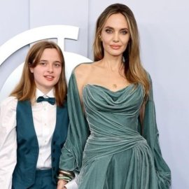 Η Angelina Jolie γυναίκα από ...βελούδο: Η "σιδηρά κυρία" του Χόλιγουντ με φυστικί σέξυ τουαλέτα Versace - Κόκκινο χαλί με την κόρη της, Βίβιεν ντυμένη αγοράκι (φωτό-βίντεο)