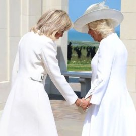 Η αμήχανη στιγμή της Μπριζίτ Μακρόν - Δείτε πως η Βασίλισσα Καμίλα τραβάει το χέρι της - Το έσωσε ο Κάρολος με χειροφίλημα