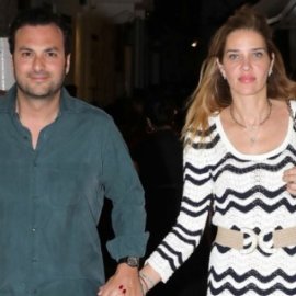 Mykonos vibes: Χεράκι-χεράκι η Άνα Μπεατρίς Μπάρος με τον σύζυγο της, Καρίμ Ελ Σιάτι - Το σικ ασπρόμαυρο πλεκτό φόρεμα (φωτό)