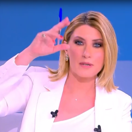 Έξαλλη η Σία Κοσιώνη: Φωνάζει και χτυπά το χέρι στο τραπέζι την ώρα του δελτίου ειδήσεων - Τι εξόργισε την παρουσιάστρια (βίντεο)
