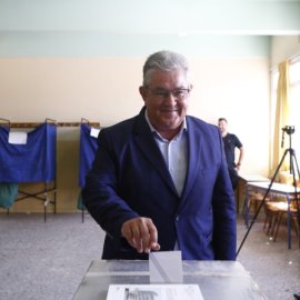 Σήμερα πάμε να ψηλώσουμε το μπόι του ΚΚΕ: Ο Δημήτρης Κουτσούμπας ψήφισε στη Νέα Ιωνία (βίντεο)