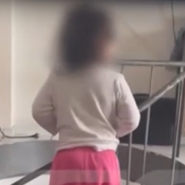 Σοκάρουν οι εικόνες από την κακοποίηση της 3χρονης στο Ηράκλειο: «Δεν είχα καταλάβει τίποτε« λέει η μητέρα - «Χτύπησε στο μπάνιο» είπε ο δράστης (βίντεο)