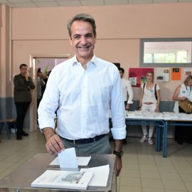 Με τον γιό του Κωνσταντίνο και τη σύζυγό του Μαρέβα, ψήφισε ο Κυριάκος Μητσοτάκης: Ψηφίζουμε για μια ισχυρή Ελλάδα σε μία ισχυρή Ευρώπη (βίντεο)