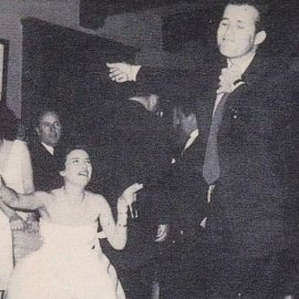 Vintage pic: Ο Δημήτρης Παπαμιχαήλ χορεύει ζεϊμπέκικο στο γάμο της Τζένης Καρέζη με τον Ζάχο Χατζηφωτίου - Εκείνη τον καμαρώνει!