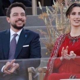 Πριγκίπισσα Ρατζούα Αλ Σάιφ: Καλλονή η εγκυμονούσα νύφη της Βασίλισσας Ράνιας - Κόκκινη τουαλέτα με περίτεχνο κέντημα (φωτό-βίντεο)