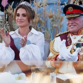 Βασίλισσα Ράνια: Εμβληματικά looks με custom made τουαλέτες στους εορτασμούς του Ιωβηλαίου - Σούπερ stylish και η κόρη της, πριγκίπισσα Ιμάν (φωτό)