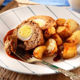 Αργυρώ Μπαρμπαρίγου: Πεντανόστιμο και ζουμερό γεμιστό ρολό κιμά με αυγά, τυρί, ζαμπόν & baby πατάτες βουτύρου - Ονειρεμένο ! (βίντεο)