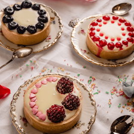 Ντίνα Νικολάου: Τα φανταστικά ταρτάκια με λευκή γκανάζ και κόκκινα φρούτα - Ο απίθανος συνδυασμός για τους λάτρεις της λευκής σοκολάτας !