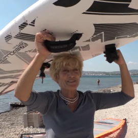 Top woman η Κεφαλονίτισσα Αναστασία Γερολυμάτου: Η 85χρονη είναι η γηραιότερη surfer του πλανήτη - Έκανε τον διάπλου Κεφαλονιά - Ζακύνθος (βίντεο)
