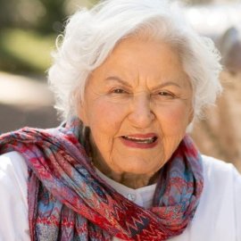 Topwoman η Deborah Szekely - Στα 102 της χρόνια μοιράζεται 8 μυστικά μακροζωΐας - Τρώει ψάρι, γυμνάζεται & αγαπάει την όπερα!