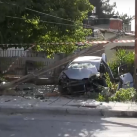 Σοκάρουν οι εικόνες από το τροχαίο δυστύχημα στη Θεσσαλονίκη: Το αυτοκίνητο «καρφώθηκε και ξήλωσε κολώνα της ΔΕΗ - Ακαριαίος ο θάνατος του 22χρονου (βίντεο)
