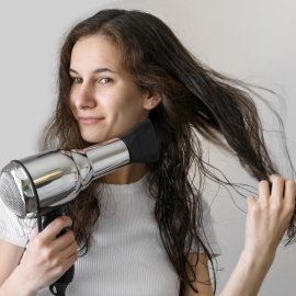 Χρήσιμα tips όταν κάνετε καθημερινά πιστολάκι - Προστατέψτε τα μαλλιά σας με απλές κινήσεις
