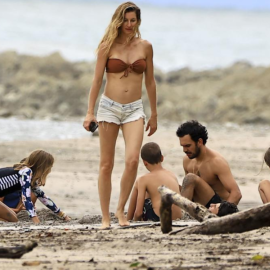 Gisele: Στην παραλία με καυτό σορτς & strapless bikini – Οι τρυφερές στιγμές με τον σύντροφό της, Χοακίμ Βαλέντε & τα 3 παιδάκια της (φωτό & βίντεο)
