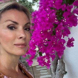 Η Αλεξάνδρα Πασχαλίδου αγόρασε ένα υπέροχο σπίτι στην Πάτμο ...: "Τα νεύρα μου με τις καθυστερήσεις - Με σώζει η θάλασσα & το αεράκι" (βίντεο)