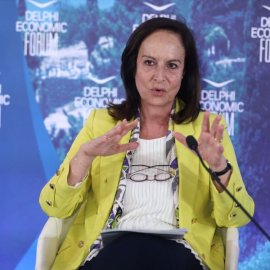 Ρέα Βιτάλη - Άννα Διαμαντοπούλου: Μια γυναίκα που πάνω από 10 χρόνια ανθίζει χωρίς μηχανισμούς και κομματική στήριξη, στέκεται μόνη της, ισότιμη σχεδόν με πολιτικά κόμματα