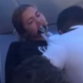 Χάος σε πτήση! Γυναίκα ούρλιαζε, δάγκωνε & επιτέθηκε σε αεροσυνοδό - «Σταματήστε να με αγγίζετε, είμαι ένα γ… κορίτσι, προσπαθείτε να με σκοτώσετε;» (βίντεο)