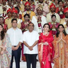 Ινδία: Ο μεγιστάνας Μουκές Αμπάνι, παντρεύει τον γιο του, Ανάντ & 52 άπορα ζευγάρια - Έλαβαν χρυσά κοσμήματα & 1.200 δολάρια (φωτό-βίντεο)