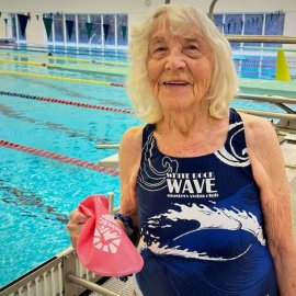 Topwoman η κυρία Betty! Η 99χρονη κολυμβήτρια που έσπασε 3 παγκόσμια ρεκόρ - "Όταν μπαίνω στην πισίνα ξεχνάω τις ανησυχίες μου - Νιώθω υπέροχα" 