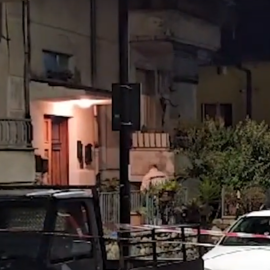 Φρίκη στην Ιταλία: Αποκεφάλισε τον αδελφό του ενώ κοιμόταν - Πέταξε το κεφάλι από το μπαλκόνι και χτύπησε το κουδούνι του γείτονα (βίντεο)