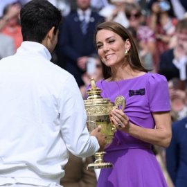 Πριγκίπισσα Κέιτ: Με μωβ midi φόρεμα έδωσε το τρόπαιο στον νικητή του Wimbledon - Χαμογελαστή με εξαιρετικό στιλ η πιο αγαπητή royal στον πλανήτη (φωτό - βίντεο)