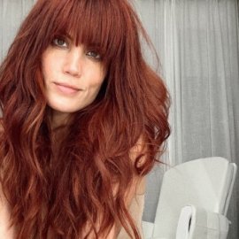 Μαίρη Συνατσάκη: Με hair look από το παρελθόν που της ταιριάζει απόλυτα - Ξανά κοκκινομάλλα με αφέλειες!