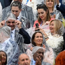 Παρίσι 2024: Η Μαρέβα ξεκαρδίζεται στα γέλια στην Τελετή Έναρξης των Ολυμπιακών - Βλέπει τον Κυριάκο Μητσοτάκη να φορά τη σακούλα-αδιάβροχο και τον φωτογραφίζει
