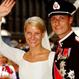 Πρίγκιπας Χάακον της Νορβηγίας: Ο γοητευτικός διάδοχος έγινε 51 ετών - Γνωρίστε τον αντισυμβατικό royal που παντρεύτηκε μία κοινή θνητή (φωτό-βίντεο)