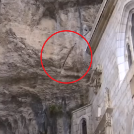 Durandal: Έκλεψαν το γαλλικό, Εξκάλιμπερ του θρυλικό ιππότη Ρόλαντ – Ήταν για 1.300 χρόνια καρφωμένο σε βράχο ύψους 30 μέτρων (φωτό & βίντεο)