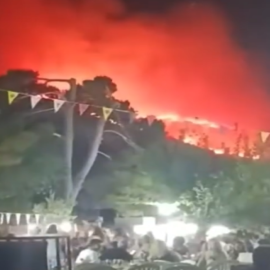 Δείτε βίντεο με τη φωτιά στη Ζάκυνθο να καίει και τους κατοίκους να χορεύουν σε πανηγύρι - Η πυρκαγιά είναι πίσω τους