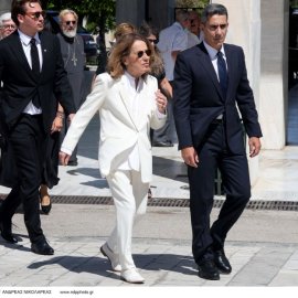 Το τελευταίο "αντίο" στον πρίγκιπα Μιχαήλ της Ελλάδος & της Δανίας - Στα λευκά η σύζυγος του, Μαρίνα Καρέλλα (φωτό)