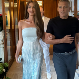 Amal Clooney: Η εμφάνισή της στο party του Cartier θα αφήσει εποχή – Colour-blocking θαλασσί, μωβ τουαλέτα με κρόσσια & sexy σκίσιμο (βίντεο)