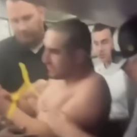 Πανικός σε πτήση: Μαστουρωμένος επιβάτης γδύθηκε και ήθελε να κάνει σεξ με την αεροσυνοδό - Προσπάθησε να ανοίξει την πόρτα αεροπλάνου (βίντεο)