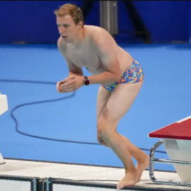 Και ξαφνικά ένας άγνωστος άνδρας βούτηξε στην πισίνα κατά την διάρκεια των Ολυμπιακών Αγώνων - Με παρδαλό μαγιό - Δείτε το vitral βίντεο