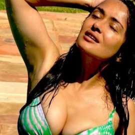 Σάλμα Χάγιεκ: Με προτεταμένο το πλούσιο στήθος της έκανε βουτιά στον Αύγουστο! Η σέξι Μεξικάνα φοράει ένα πράσινο μαγιό του ονείρου (βίντεο)