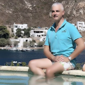 Άρης Σπηλιωτόπουλος: Καλωσορίζει τον Αύγουστο: Χαλαρός με το μαγιό του σε πισίνα της Πάτμου (φωτό)