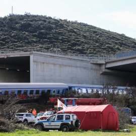 Τραγωδία στα Τέμπη: Αποφυλακίστηκε ο σταθμάρχης Λάρισας – Σε κατ' οίκον περιορισμό - Στο εδώλιο θα καθίσουν 41 κατηγορούμενοι (βίντεο)