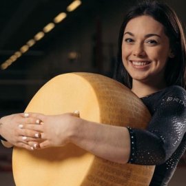 Η Ιταλίδα πρωταθλήτρια της ενόργανης πάνω σε ένα τεράστιο κεφάλι παρμεζάνας με χορηγό την Parmigiano Reggiano - "Πικάντικες" φωτό