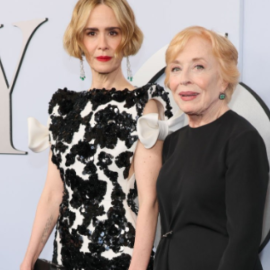 Sarah Paulson – Holland Taylor: Το πιο ιδιαίτερο ζευγάρι του Hollywood – Η μια 49, η άλλη 81 – Ερωτευμένες εδώ & 9 χρόνια (φωτό & βίντεο)