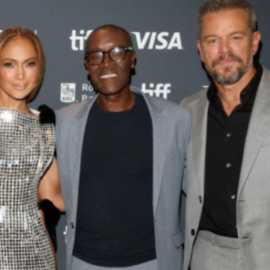 Jennifer Lopez: Η 20λεπτη συζήτηση με τον κολλητό του Ben Affleck, Matt Damon στο Φεστιβάλ του Τορόντο – Κρατούσαν σφιχτά ο ένας το χέρι του άλλου (φωτό)