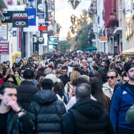 Ερμού: «Συμμορία» ανηλίκων επιτέθηκε & λήστεψε 23χρονο φοιτητή – Το περιστατικό έγινε μπροστά στα μάτια δεκάδων περαστικών (βίντεο)