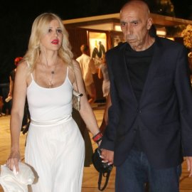 Εντυπωσιακή, η Έλενα Ράπτη στο Ηρώδειο! – Το total white look & οι χρυσές πλατφόρμες – Δεν άφηνε το χέρι της, ο Γιάννης Μπρατάκος (φωτό)