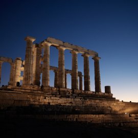 Εντυπωσιακές εικόνες και βίντεο από το νέο φωτισμό του Ναού του Ποσειδώνα στο Σούνιο: Η καταξιωμένη Ελευθερία Ντεκώ τον σχεδίασε - Χορηγία του Μυτιληναίου