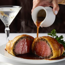 Beef Wellington: Μάθετε να φτιάχνετε το παραδοσιακό φαγητό των Βρετανών – Ζουμερό μοσχάρι & γύρω – γύρω τραγανή σφολιάτα (βίντεο)