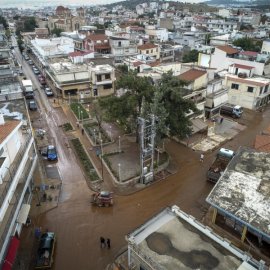 Μάνδρα: Τρεις οι ένοχοι για την φονική πλημμύρα του 2017 – Έξαλλοι οι συγγενείς των θυμάτων (βίντεο)