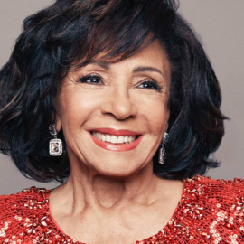 Dame Shirley Bassey: Η συλλογή πολυτελών κοσμημάτων της εμβληματικής τραγουδίστριας «έσπασε» όλα τα ρεκόρ σε δημοπρασία – Έφτασαν τα 2,2 εκατομμύρια δολάρια (φωτό)