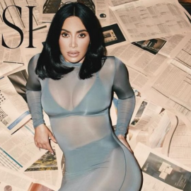 Kim Kardashian: Ποζάρει με τα SKIMS της – To εβένινο μακρύ καρέ μαλλί δια χειρός Δημήτρη Γιαννέτου (φωτό) 